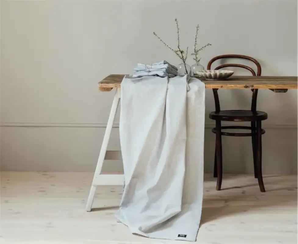 Elin Duk 140x350 grå/vit - Bordsduk
