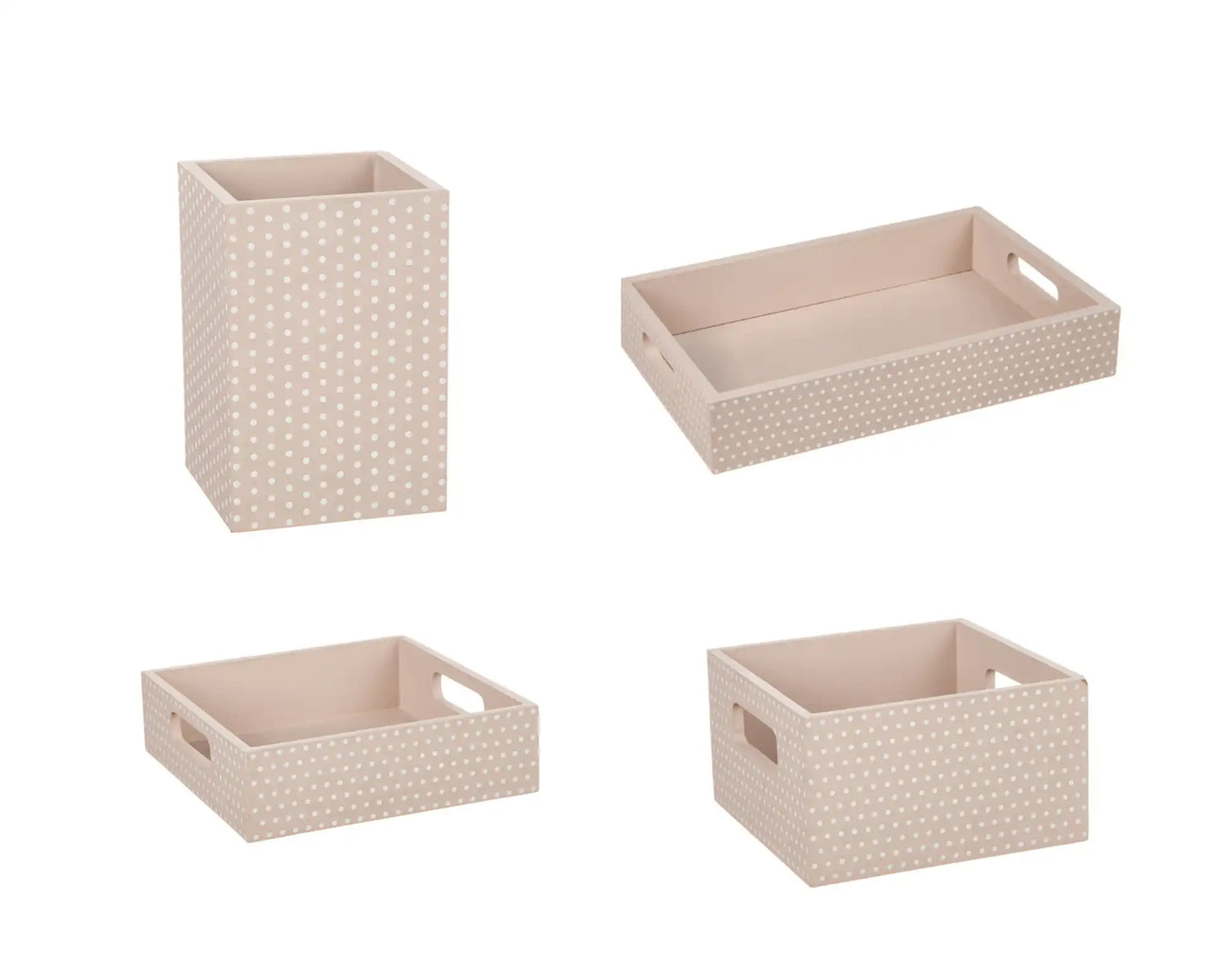 Fyra vävda beige förvaringskorgar i olika former.