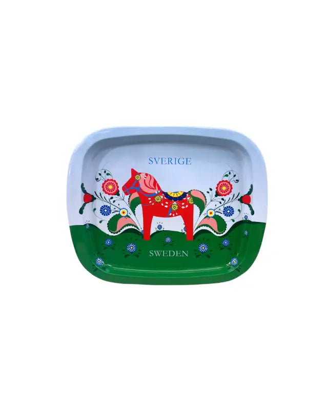 Plåtbricka Dalahäst grönt landskap