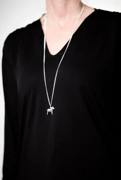 AV dalahäst halsband lång silver - Halsband