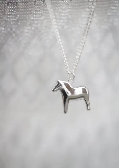 AV dalahäst halsband lång silver - Halsband