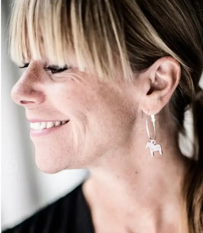 AV Dalahäst örhänge rund strass - Örhänge