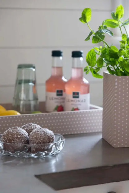 DD Träbricka med prickar rosa 20x30 cm - Bricka