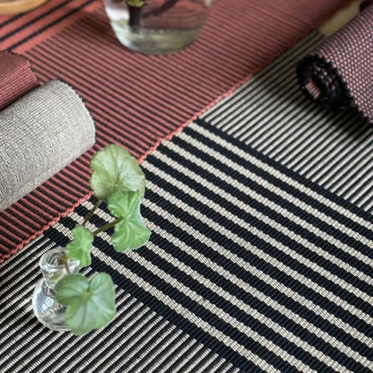 Isa löpare 33x120 sand/svart - Bordslöpare