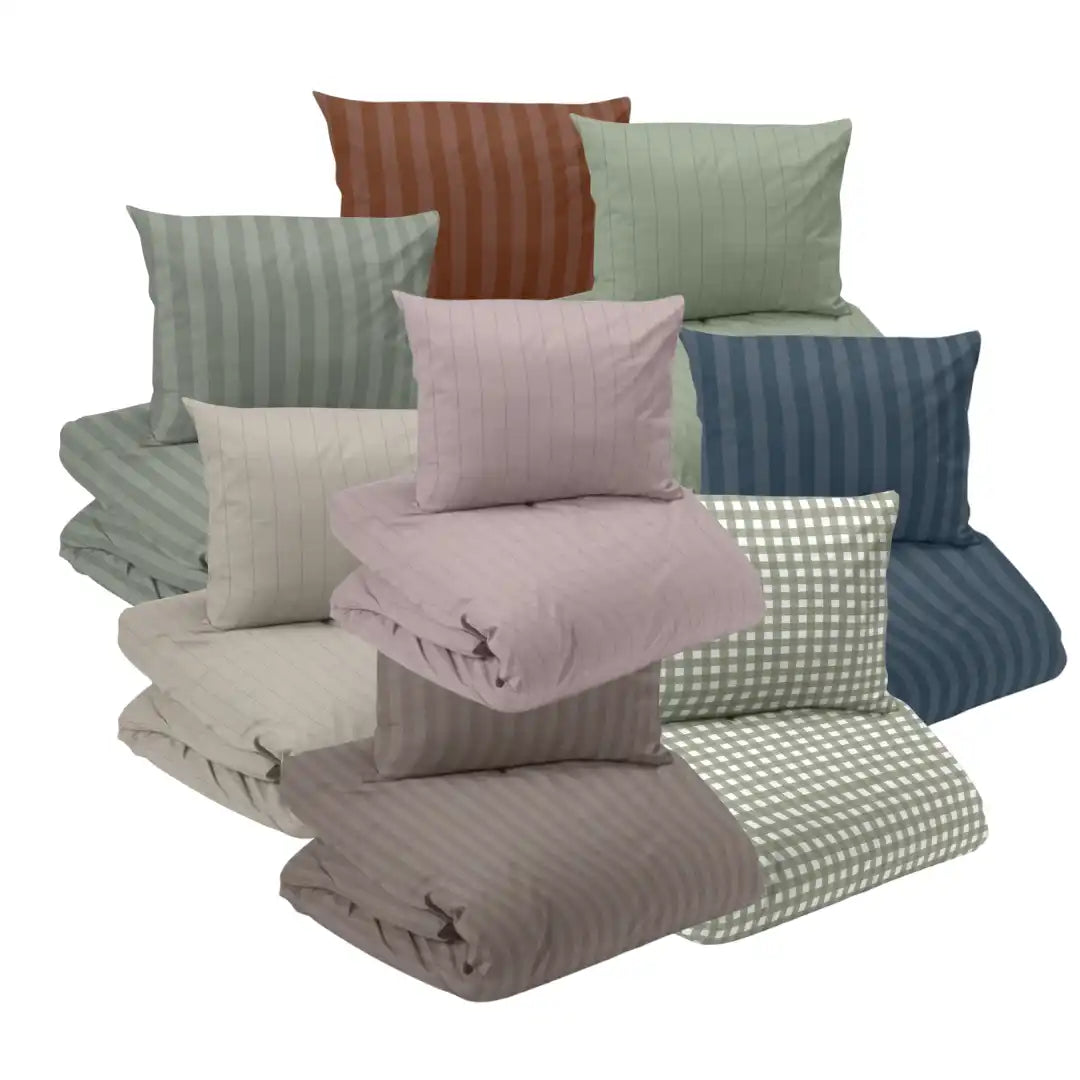 Randigt sängklädesset med flera färger och mönster, inklusive ginghamrutigt.